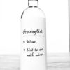 wijnetiket grocerylist op een fles wijn
