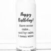 Wijnetiket happy birthday op een fles wijn
