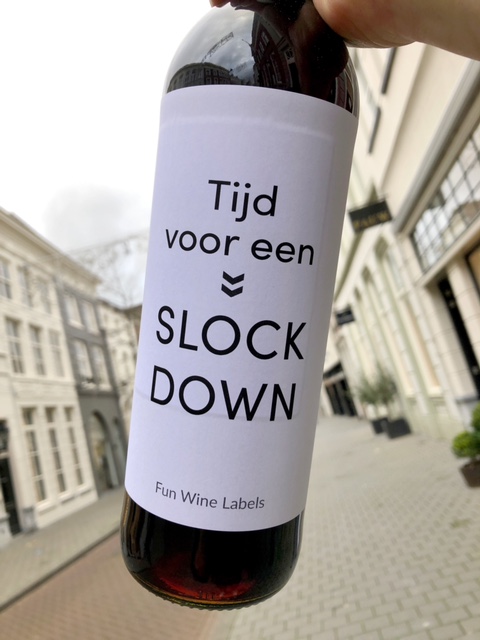 wijnetiket slock down op een fles wijn