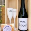 Bubbel deluxe pakket. fles bubbels met glazen en champagne beertjes in een wijnkist