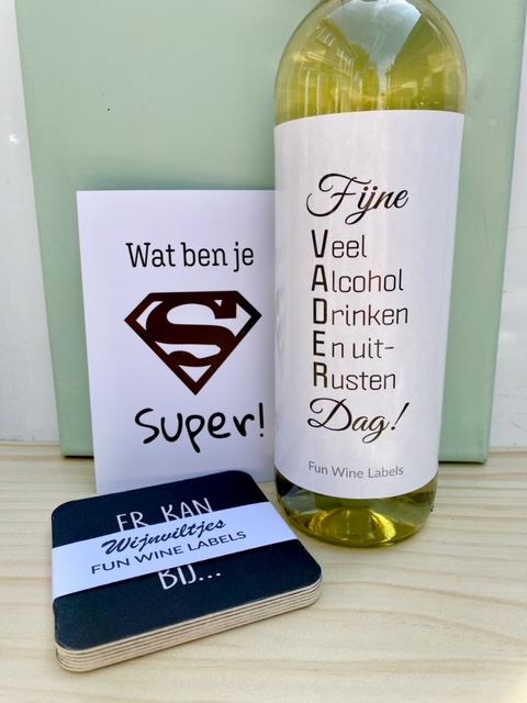 Super Papa Wijnpakket bestaat uit een fles wijn met origineel wijnetiket plus 6 stuks wijnviltjes met hilarische wijnquote