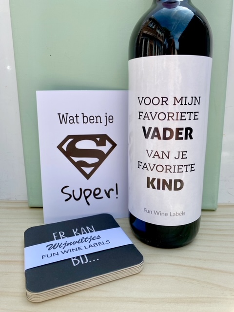 Super Papa Wijnpakket bestaat uit een fles wijn met origineel wijnetiket plus 6 stuks wijnviltjes met hilarische wijnquote
