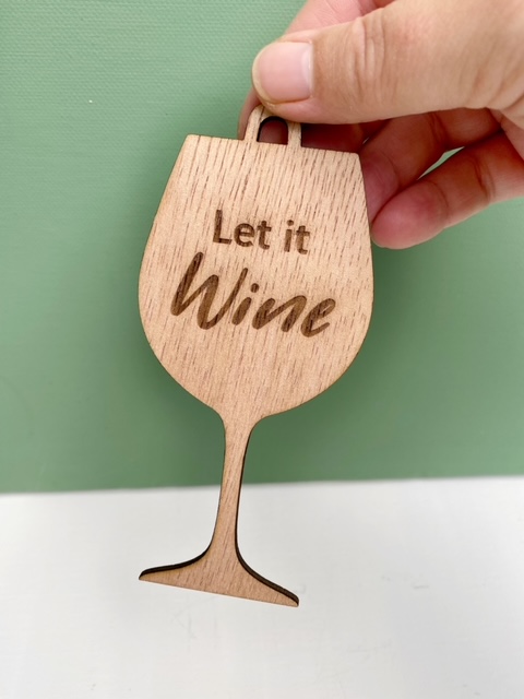 wijnglas kerstboom decoratie van hout met let it wine in laser gravure