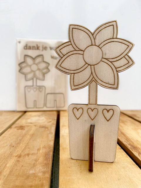 DIY Houten Bloem Bedankt, een kaart van hout met cut out bloem, in te kleuren door je kind. Een super schattig en lief bedank cadeautje