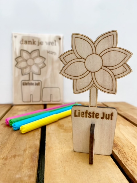 DIY Houten Bloem Juf, een kaart van hout met cut out bloem, in te kleuren door je kind. Een super schattig en lief cadeautje voor de liefste juf