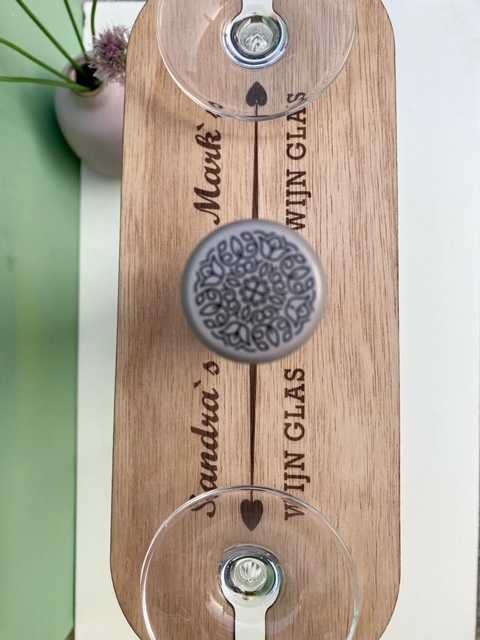 wijnglashouder stel met namen, is geschikt om twee wijnglazen aan een fles te hangen. gepersonaliseerd met de namen van het stel erop.