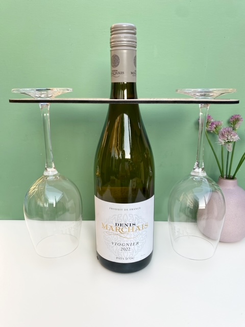 wijnglashouder stel met namen, is geschikt om twee wijnglazen aan een fles te hangen. gepersonaliseerd met de namen van het stel erop.