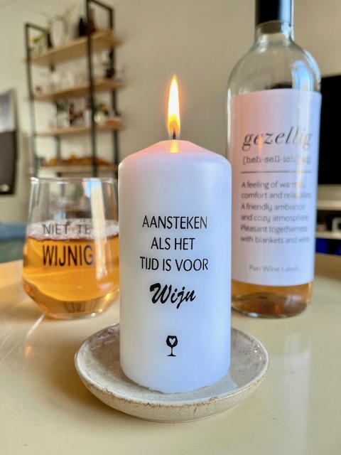 grote witte stomp kaars met tekst wijn tijd