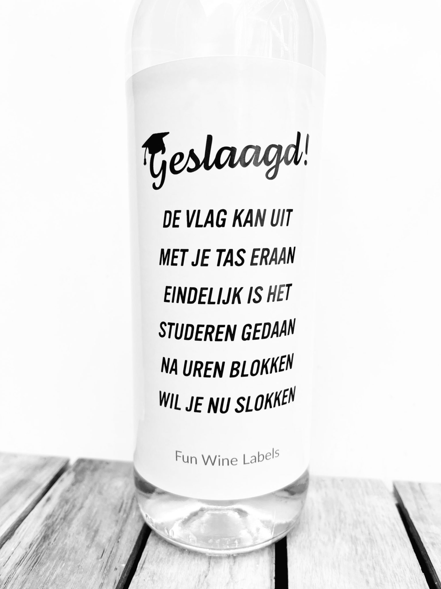Wijnetiket Geslaagd Slokken kun je plakken op elke fles drank voor een geweldig cadeau voor de geslaagde